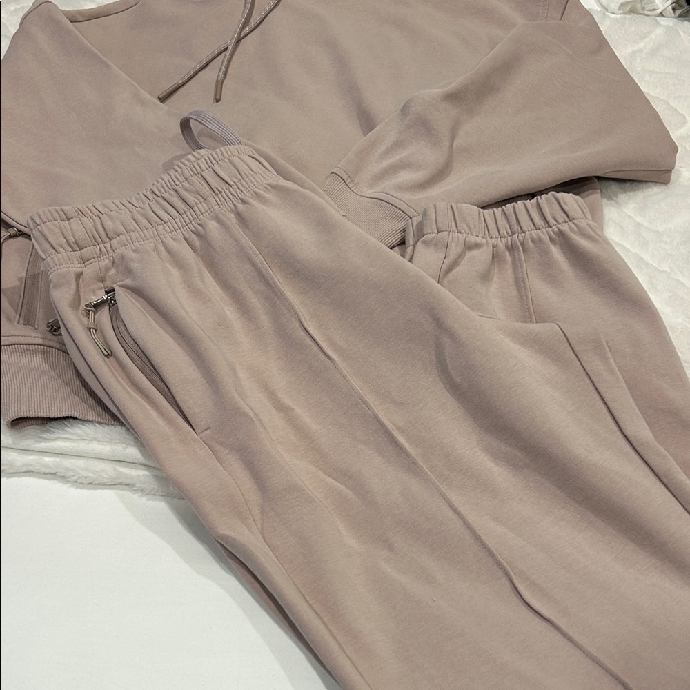 Hoodie and pants set - Picture 2 of 5
